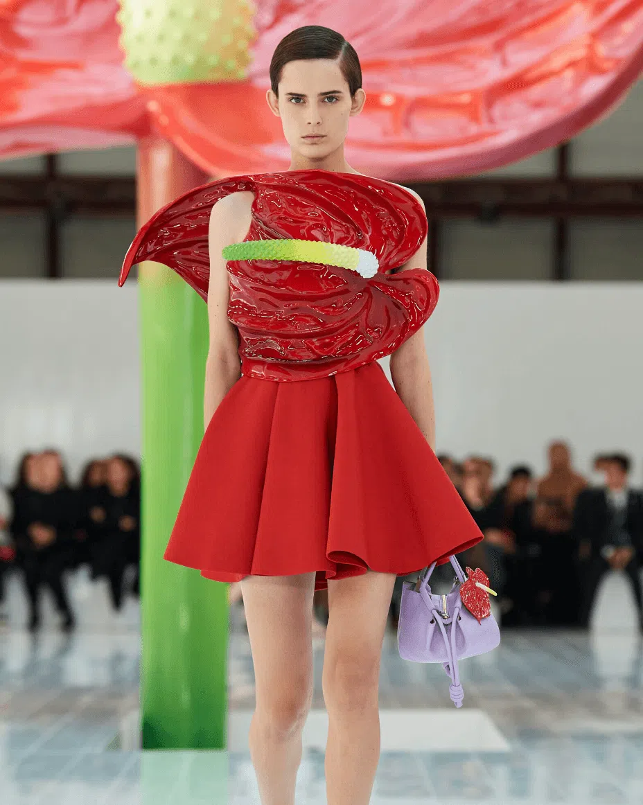 An insightful guide to flower fashion & its evolution through the ages 29 Loewe flower fashion