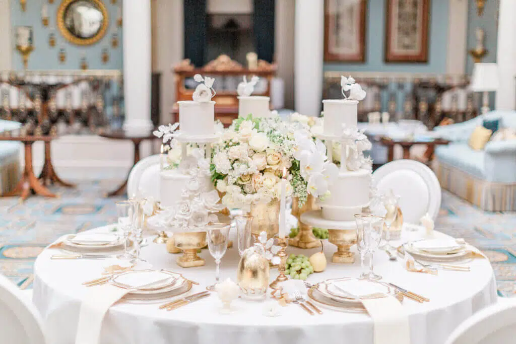 The importance of floral design in retail & hospitality 2025 23 Floral design in retail hospitality white luxury table flowers