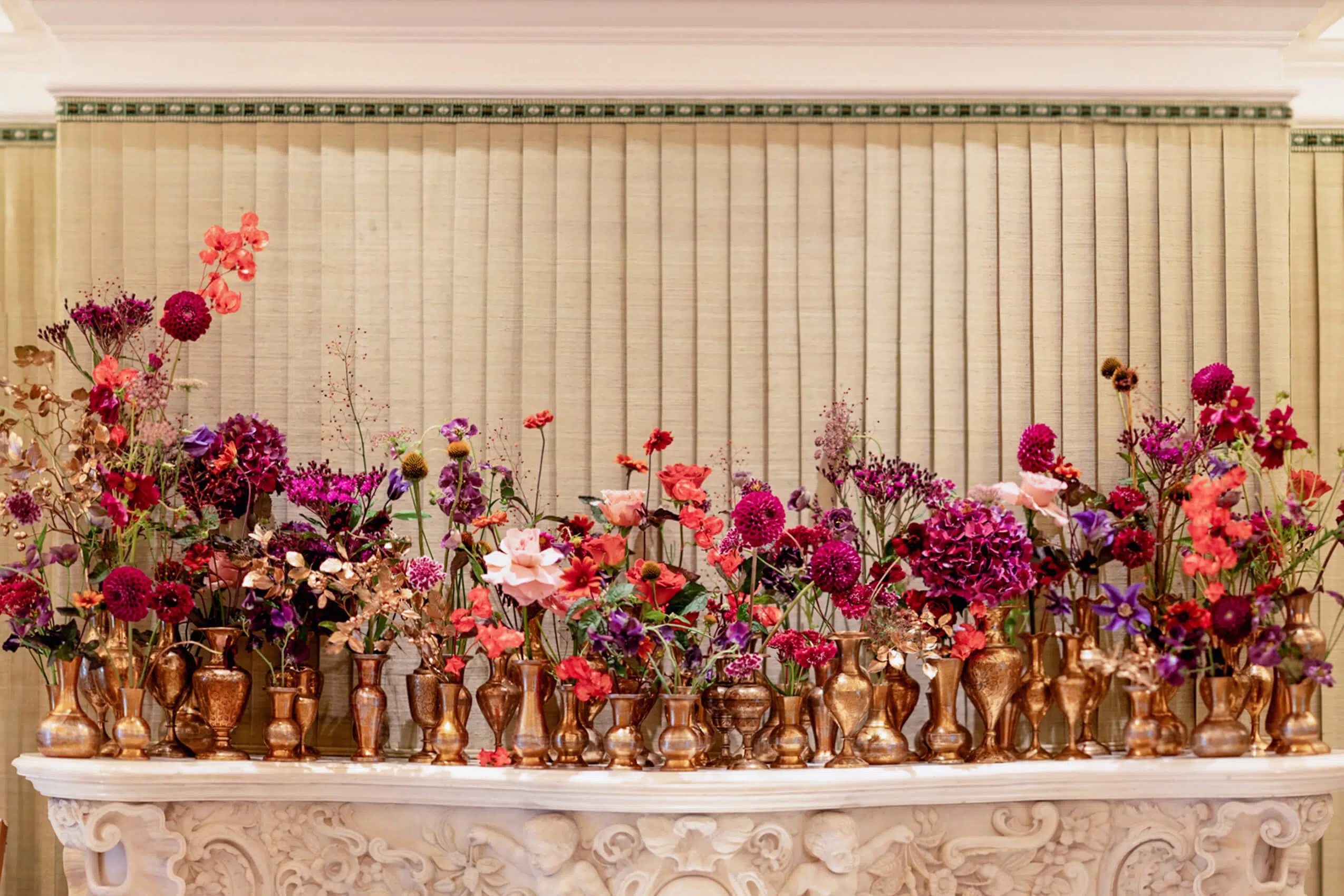 Flower arrangements for events – a modern asymmetrical installation in deep burgundy and red by blooming haus