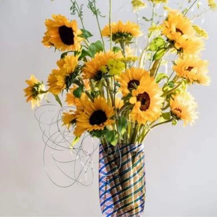 An insightful guide to flower fashion & its evolution through the ages 25 A vase of sunflowers. Flower fashion