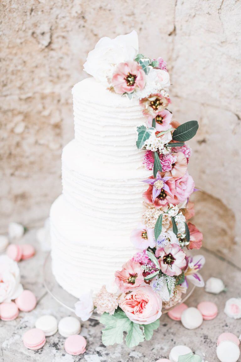 How to Decorate a Wedding Cake with Fresh Flowers