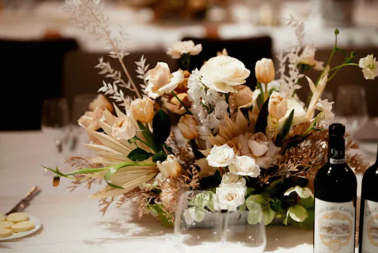Roses and tulips table arrangements for a micro wedding