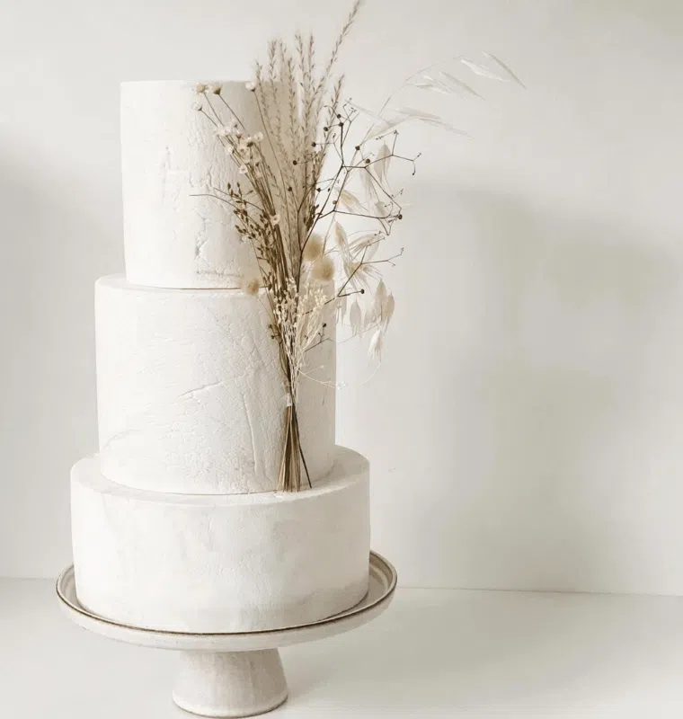 Minimalistic florals on wedding cakes