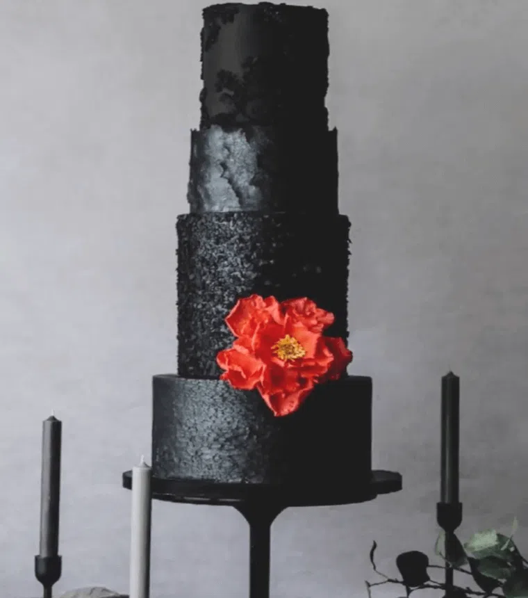 Statement flowers on wedding cakes