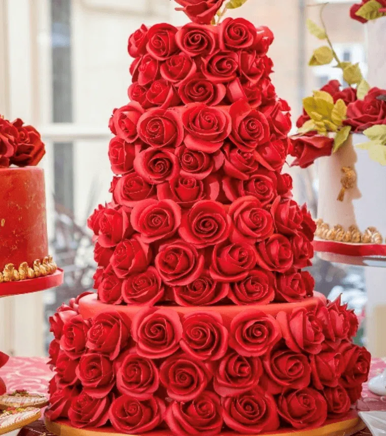 Romantic roses on a wedding cake