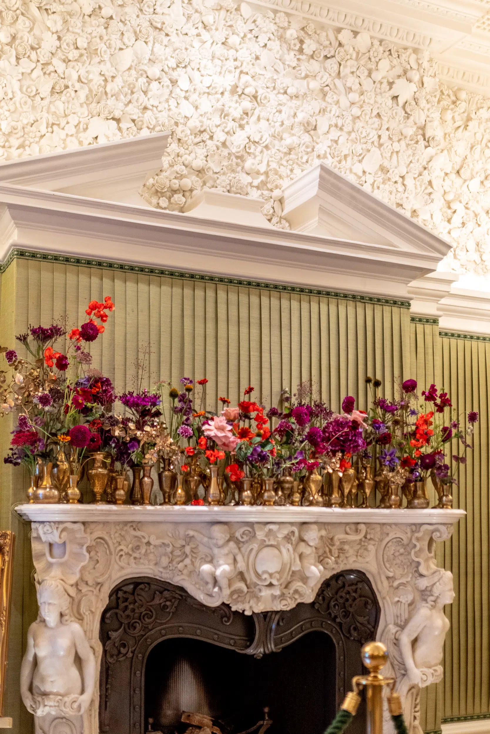 Restaurant Flowers: How Weekly Florals Shape the Guest Experience